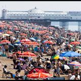 Brighton, England. Auch das Vereinigte Königreich erreicht die Hitzewelle. Die Menschen suchen Abkühlung – wie hier am Strand von Brighton im Süden des Landes.