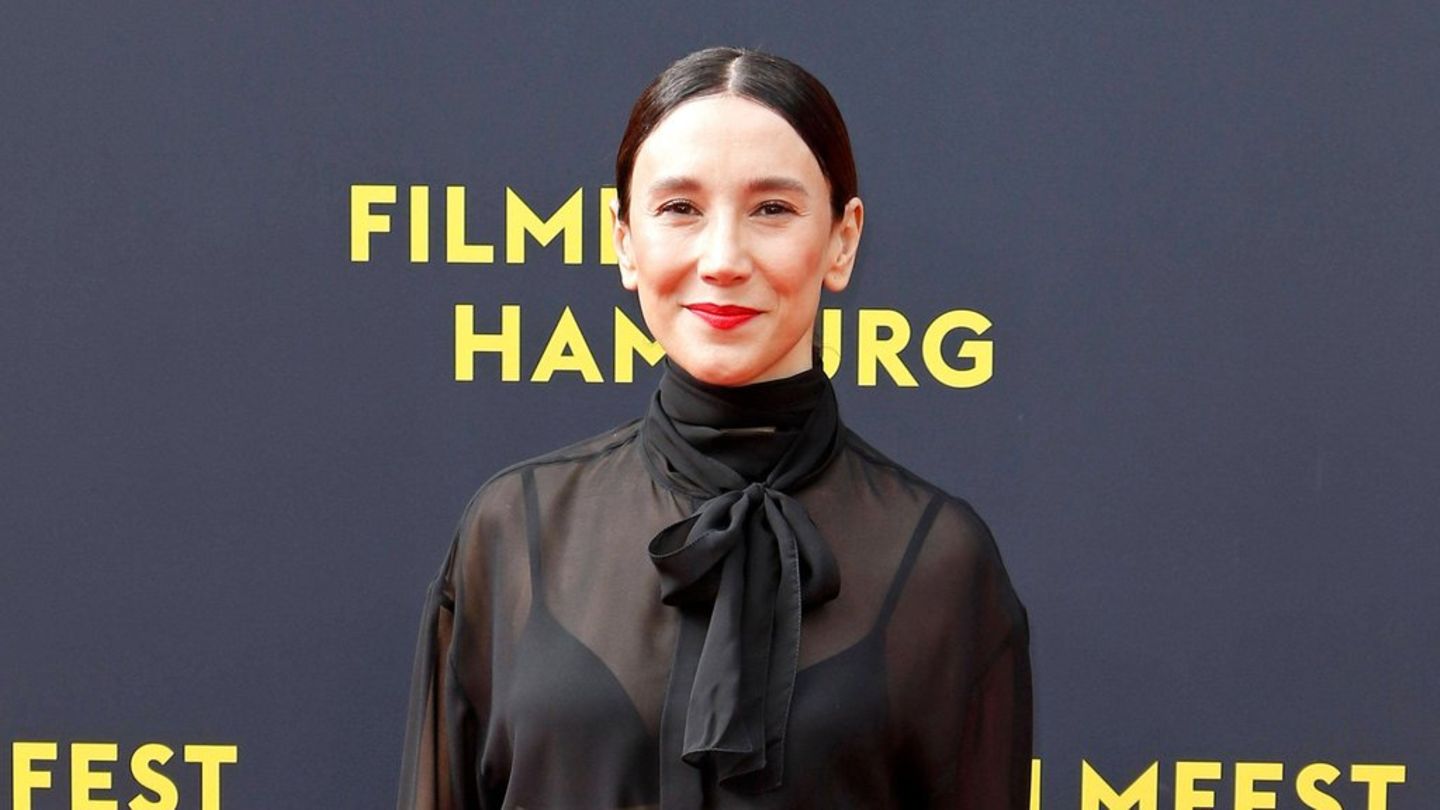 Sibel Kekilli - hier 2025 beim Filmfest Hamburg - hat verraten, dass sie sich jetzt "Mrs." nennen darf. Dies ist die tradition