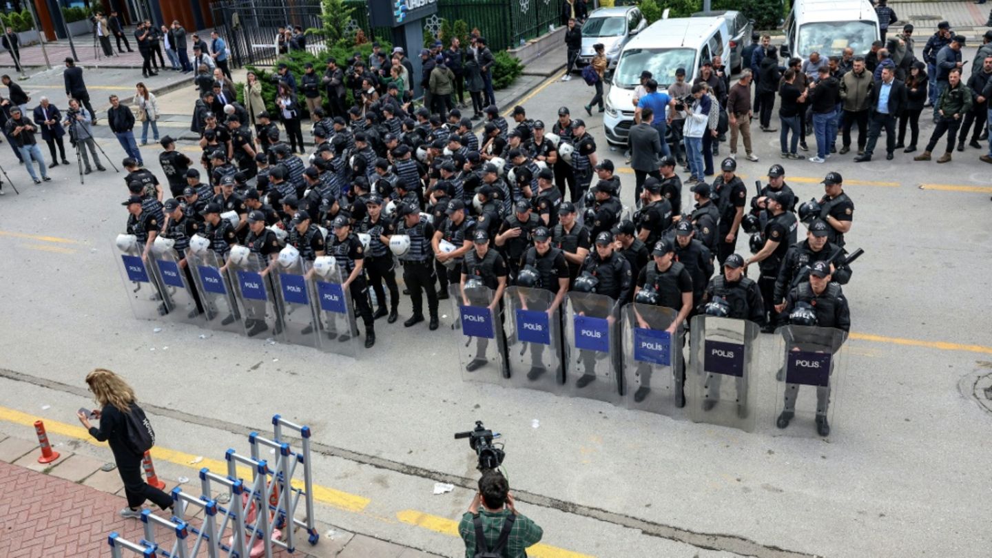 Polizei vor der CHP-Zentrale