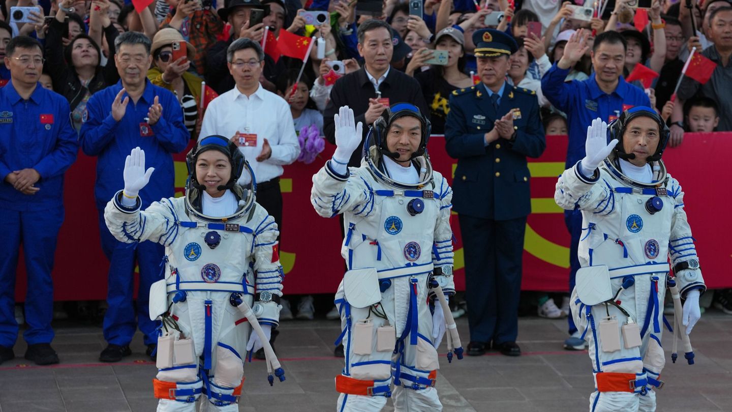 Die Crew soll auf der Raumstation die derzeitige Besatzung ablösen. Foto: Ng Han Guan/AP/dpa