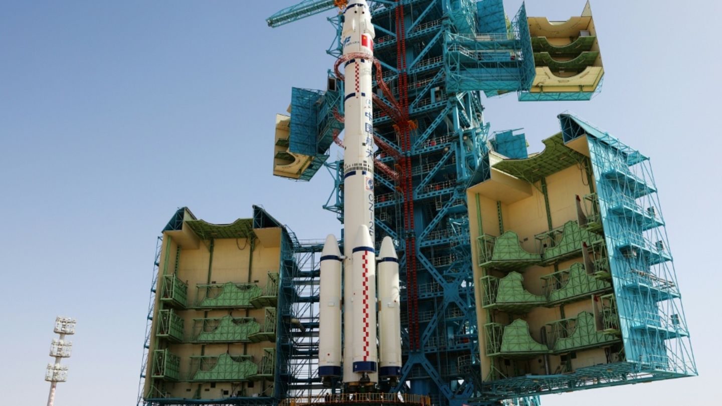 Das Raumschiff Shenzhou-23 die Trägerrakete Langer Marsch 2-F