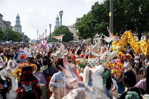 Mehr als 60 Gruppen beteiligen sich an der Parade. Tausende kamen zum Zuschauen und Mitfeiern. Foto: Christophe Gateau/dpa