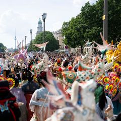 Mehr als 60 Gruppen beteiligen sich an der Parade. Tausende kamen zum Zuschauen und Mitfeiern. Foto: Christophe Gateau/dpa