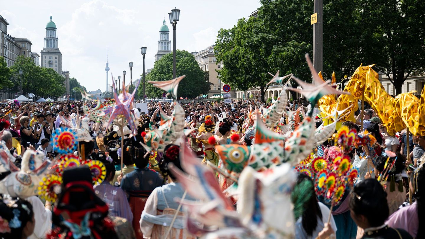 Mehr als 60 Gruppen beteiligen sich an der Parade. Tausende kamen zum Zuschauen und Mitfeiern. Foto: Christophe Gateau/dpa