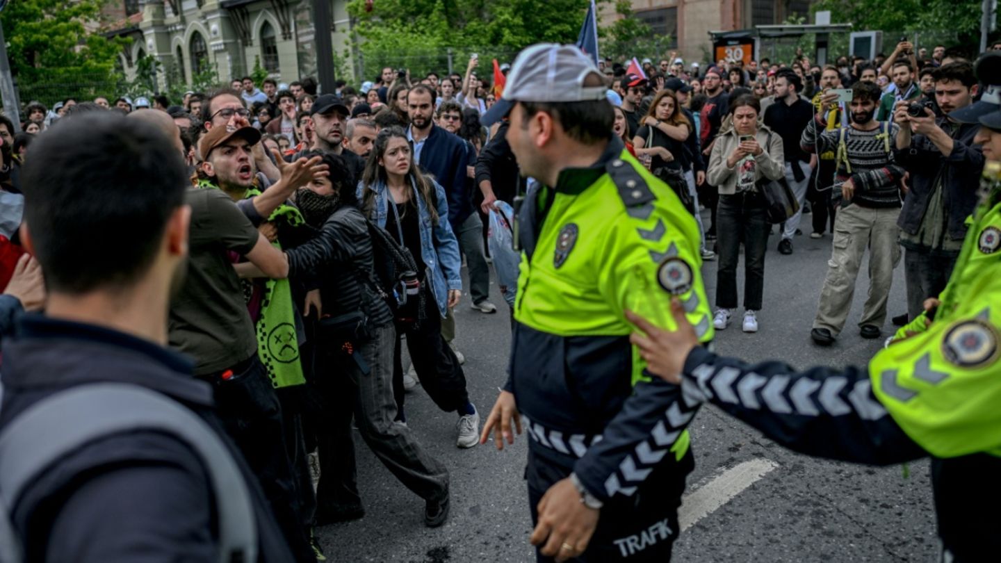Demonstranten und Polizisten vor der Bilgi-Universität