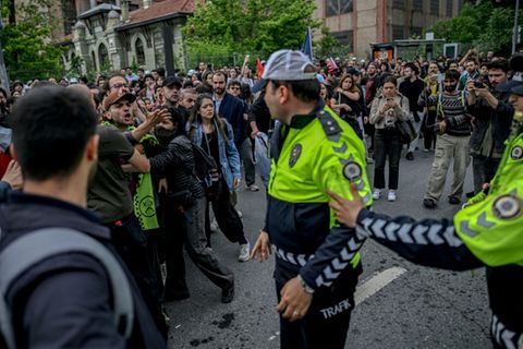 Demonstranten und Polizisten vor der Bilgi-Universität