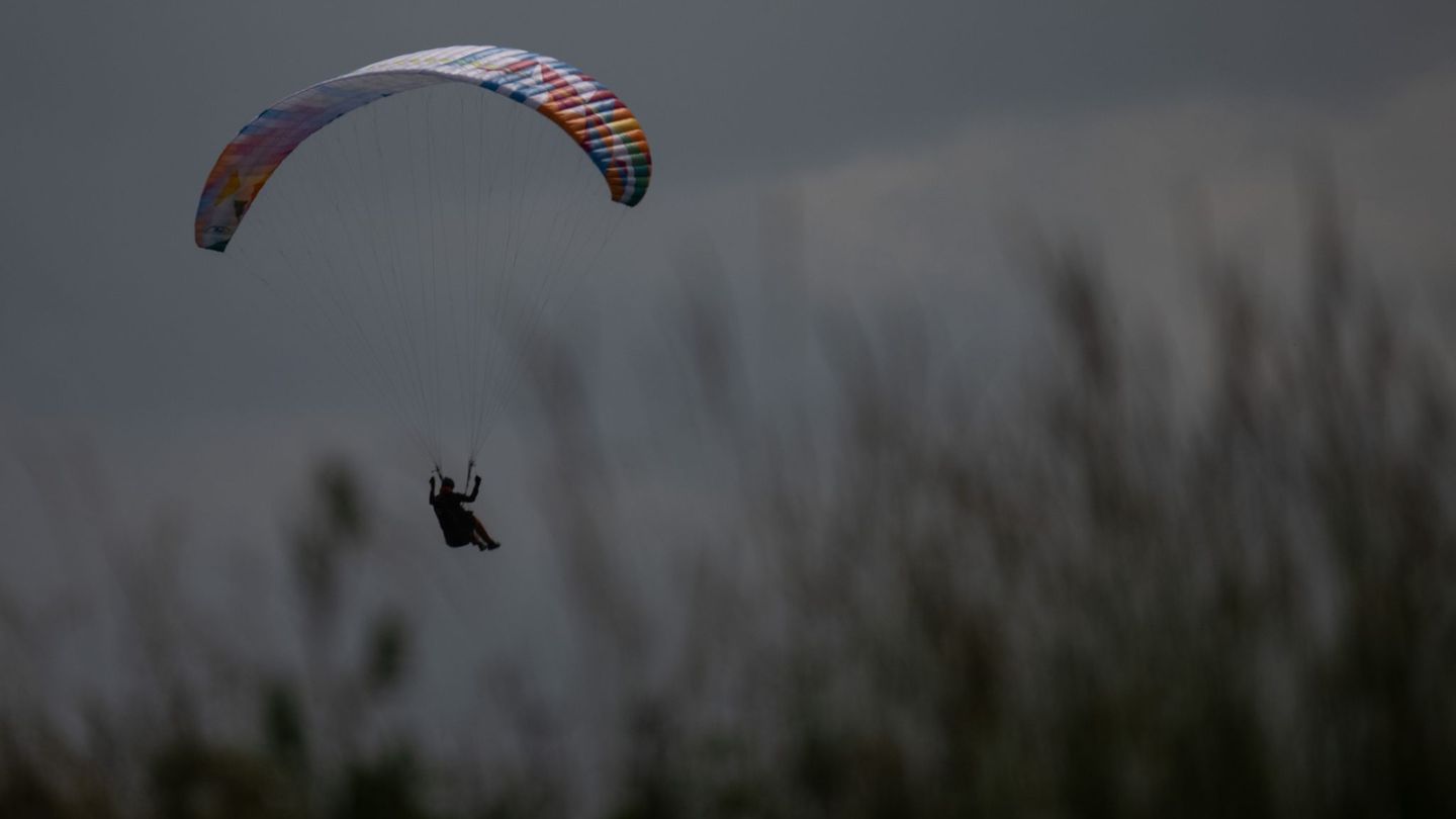 Die Frau konnte mit ihrem Rettungsschirm sicher landen. (Symbolbild) Foto: Sebastian Gollnow/dpa