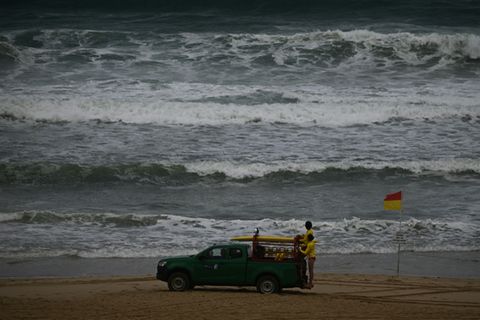 Fahrzeug mit Rettungsschwimmern am Strand von Lège-Cap-Ferret