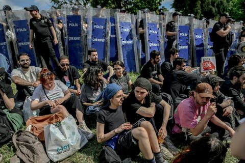 Demonstrierende Studierende und Polizisten auf dem Campus der Bilgi-Hochschule