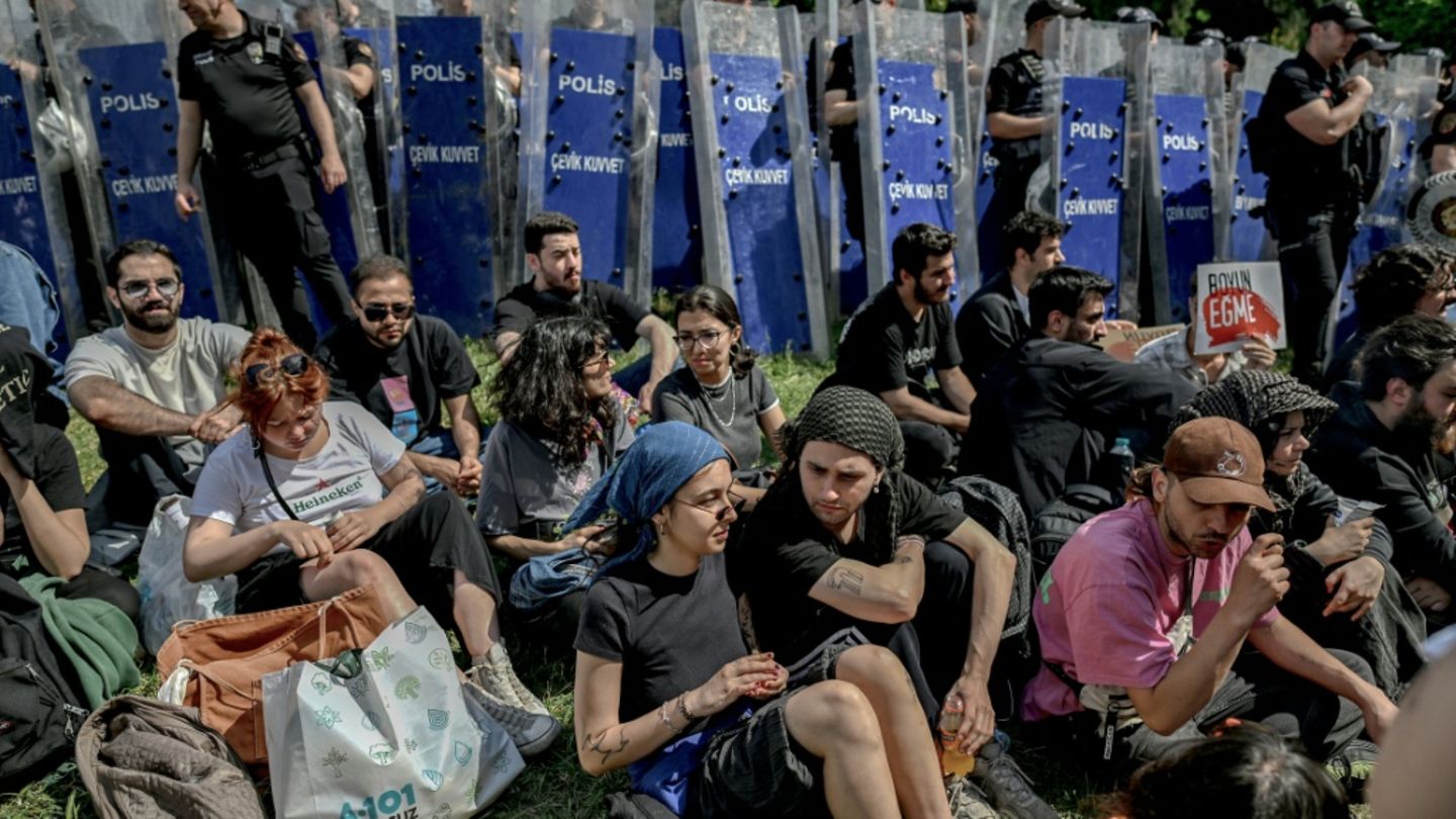 Demonstrierende Studierende und Polizisten auf dem Campus der Bilgi-Hochschule