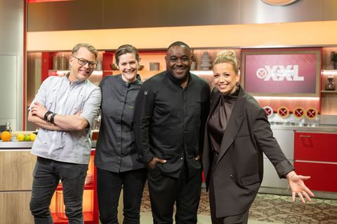 Diese Profis nehmen bei Moderatorin und Kollegin Zora Klipp (rechts) den Kochwettkampf mit Amateurköchen auf (von links): Mario Kotaska, Viktoria Fuchs und Nelson Müller.