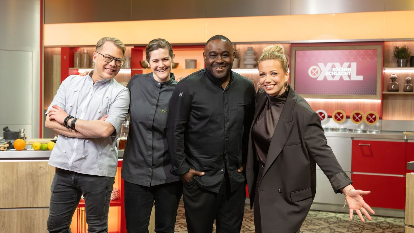 Diese Profis nehmen bei Moderatorin und Kollegin Zora Klipp (rechts) den Kochwettkampf mit Amateurköchen auf (von links): Mario Kotaska, Viktoria Fuchs und Nelson Müller.