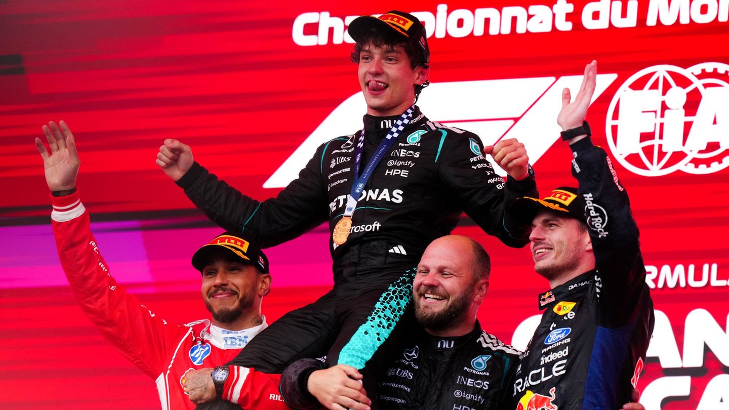 Antonelli lässt sich auch von zwei Formel-1-Stars feiern. Foto: Bradley Collyer/PA Wire/dpa