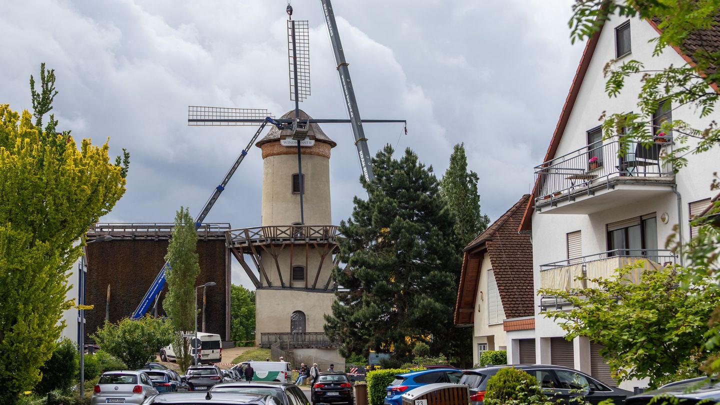 Der Windmühlenturm in Bad Nauheim hat neue Flügel bekommen. (Archivbild) Foto: Christian Lademann/dpa