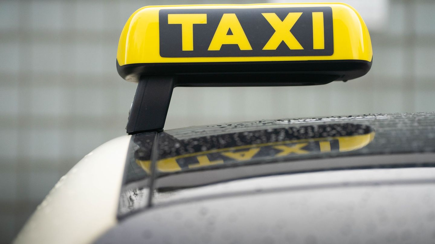Ab dem 13. Juni werden in Kassel für Fahrgäste 2,80 Euro und damit 70 Cent mehr für jeden gefahrenen Kilometer fällig. (Archivbi