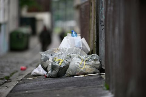 Säckeweise Müll in den Straßen. (Symbolbild) Foto: Marijan Murat/dpa