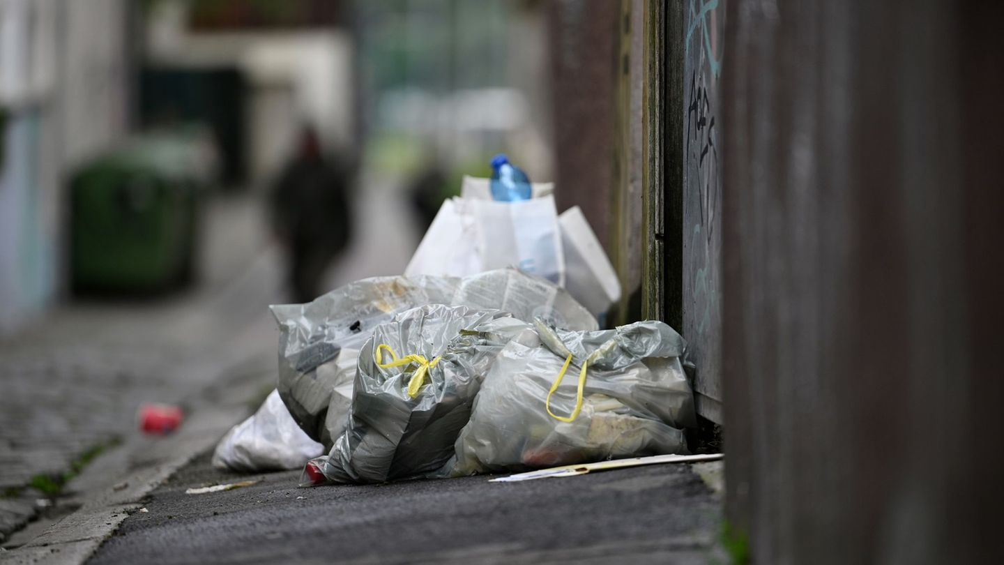 Säckeweise Müll in den Straßen. (Symbolbild) Foto: Marijan Murat/dpa