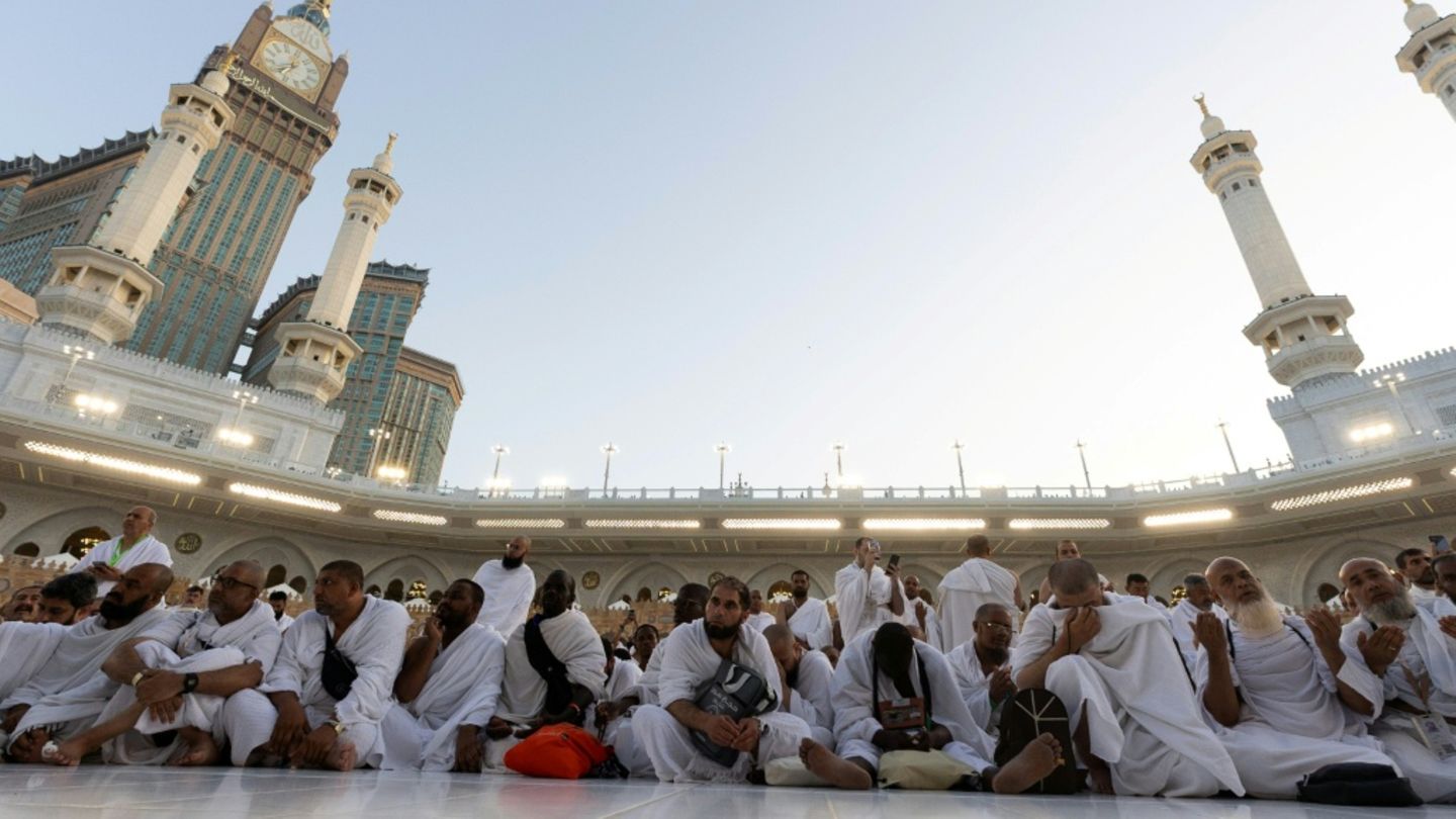 Gläubige auf dem Gelände der Großen Moschee von Mekka