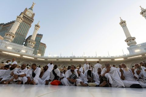 Gläubige auf dem Gelände der Großen Moschee von Mekka