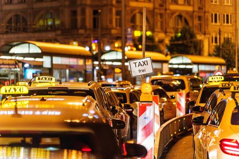 Die Taxibranche in Hessen steht durch den Wettbewerb mit Fahrdienstvermittlern und steigende Betriebskosten unter Druck. (Archiv