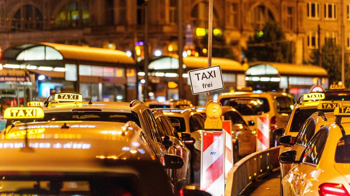 Die Taxibranche in Hessen steht durch den Wettbewerb mit Fahrdienstvermittlern und steigende Betriebskosten unter Druck. (Archiv