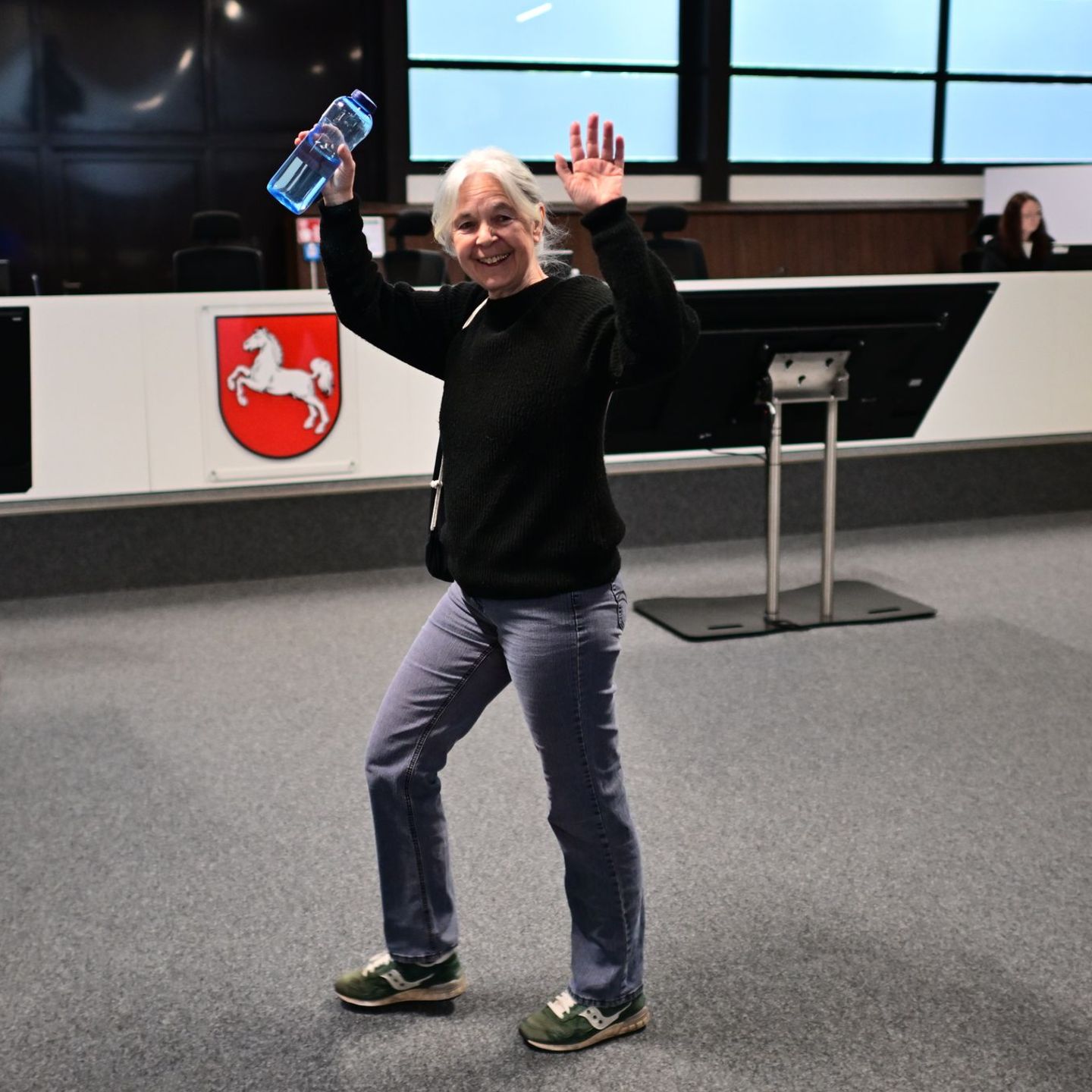 Daniela Klette winkt freudig, wenn Unterstützer im Publikum sitzen. (Archivbild) Foto: Sina Schuldt/dpa