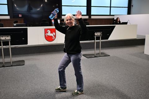 Daniela Klette winkt freudig, wenn Unterstützer im Publikum sitzen. (Archivbild) Foto: Sina Schuldt/dpa