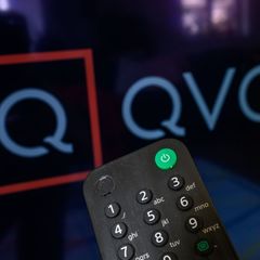Der Teleshopping-Senders QVC ist auf einem Fernseher zu sehen. Der Anbieter streitet sich seit Jahren mit der Landesmedienanstal