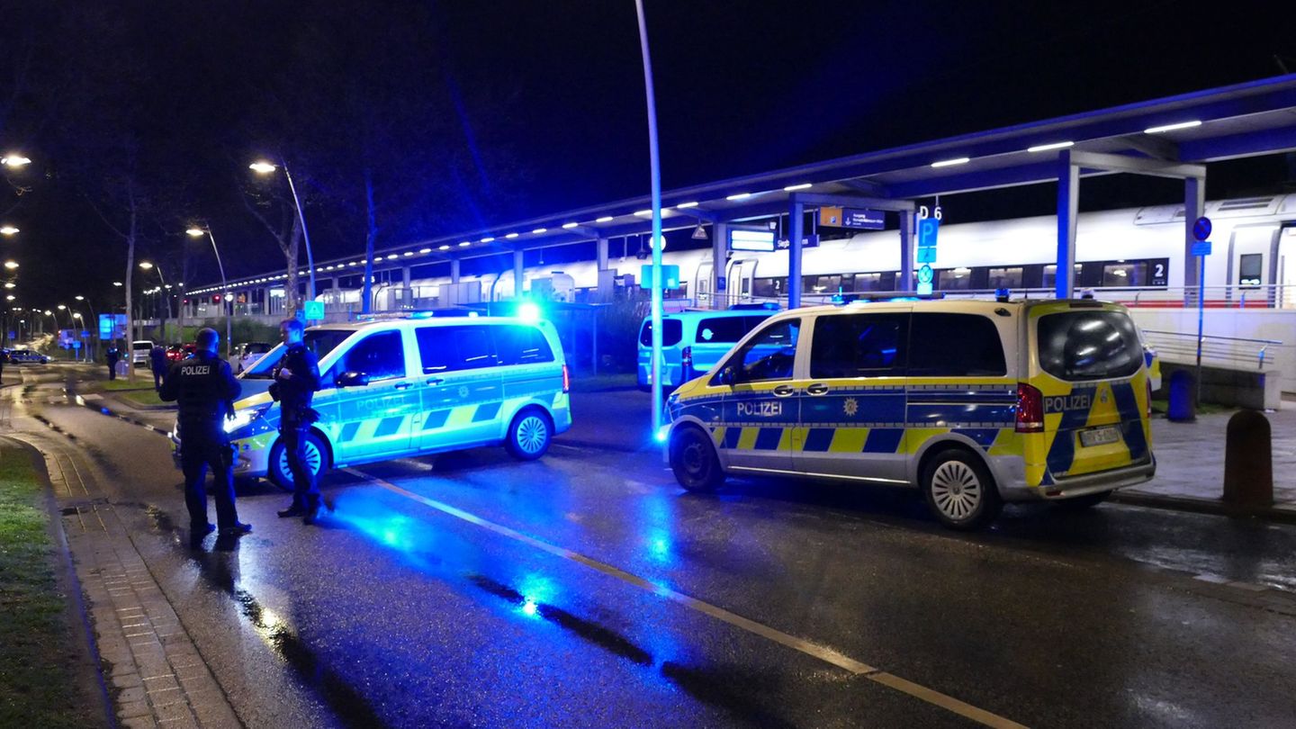 Polizei vor dem ICE im Bahnhof Siegburg (Archivfoto) Foto: Marius Fuhrmann/dpa