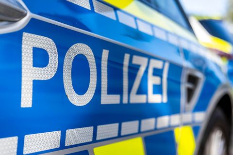 Die Polizei sucht nach Hinweisen zum Unfallort. (Symbolbild) Foto: David Inderlied/dpa