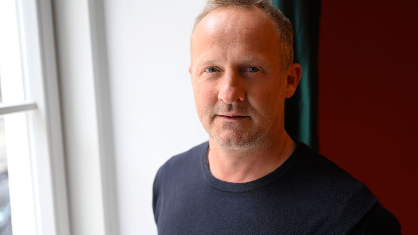 Maximilian Brückner rät zu einem Leben zwischen "Carpe Diem und Memento Mori". Foto: Felix Hörhager/dpa