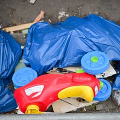 Die Straße als Halde? Müll in Neukölln. Foto: Sebastian Christoph Gollnow/dpa