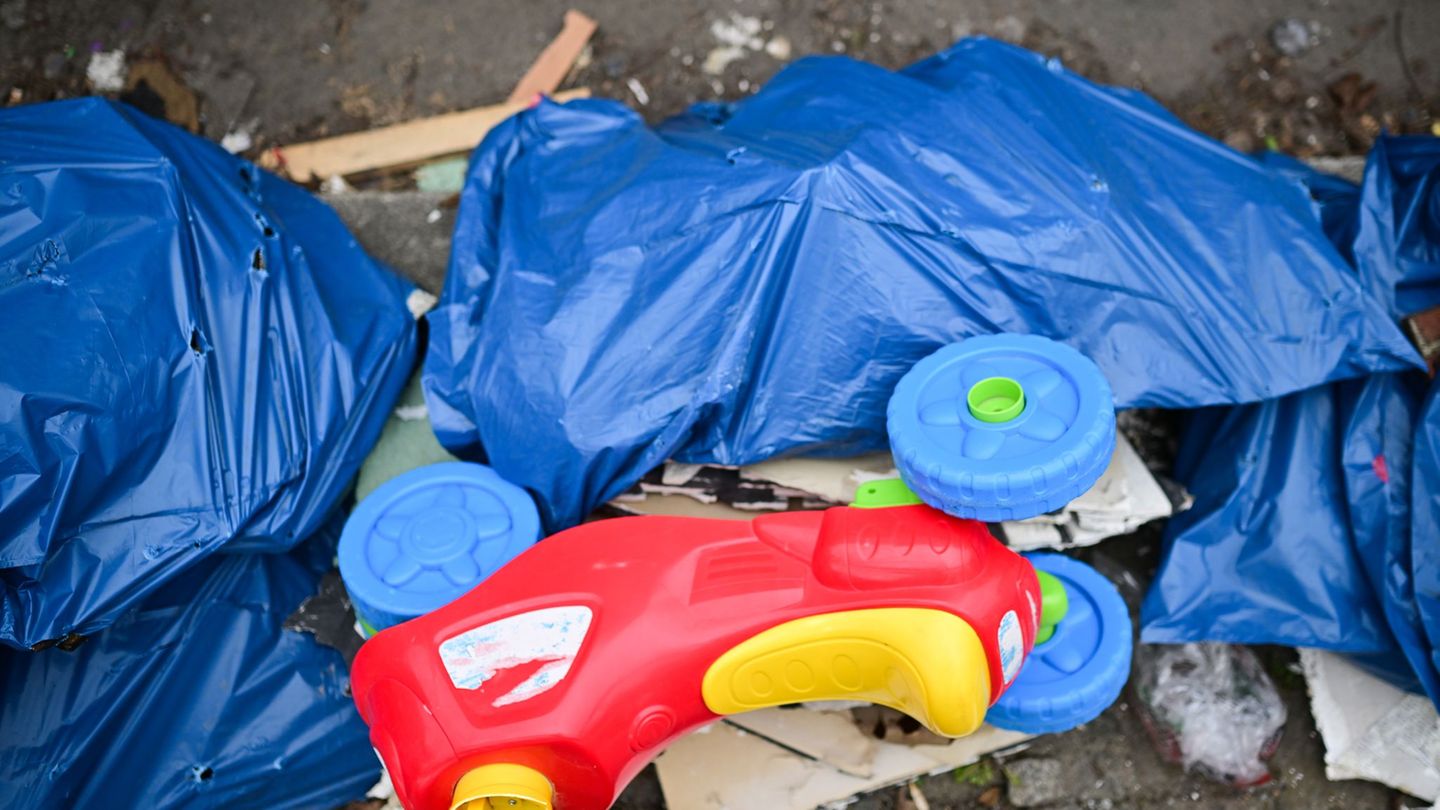 Die Straße als Halde? Müll in Neukölln. Foto: Sebastian Christoph Gollnow/dpa