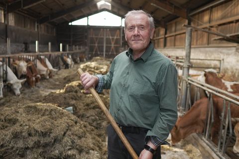 Hermann Karte, Landwirt in Brilon, ermöglichte dem Doku-Team Einblicke in den Alltag auf seinem Hof.