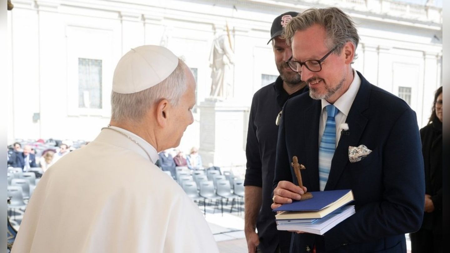 "Hirschhausen will zum Papst - Wer bewahrt die Schöpfung?": Eckart von Hirschhausen trifft Papst Leo XIV. (l.).