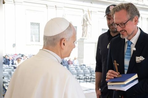 "Hirschhausen will zum Papst - Wer bewahrt die Schöpfung?": Eckart von Hirschhausen trifft Papst Leo XIV. (l.).
