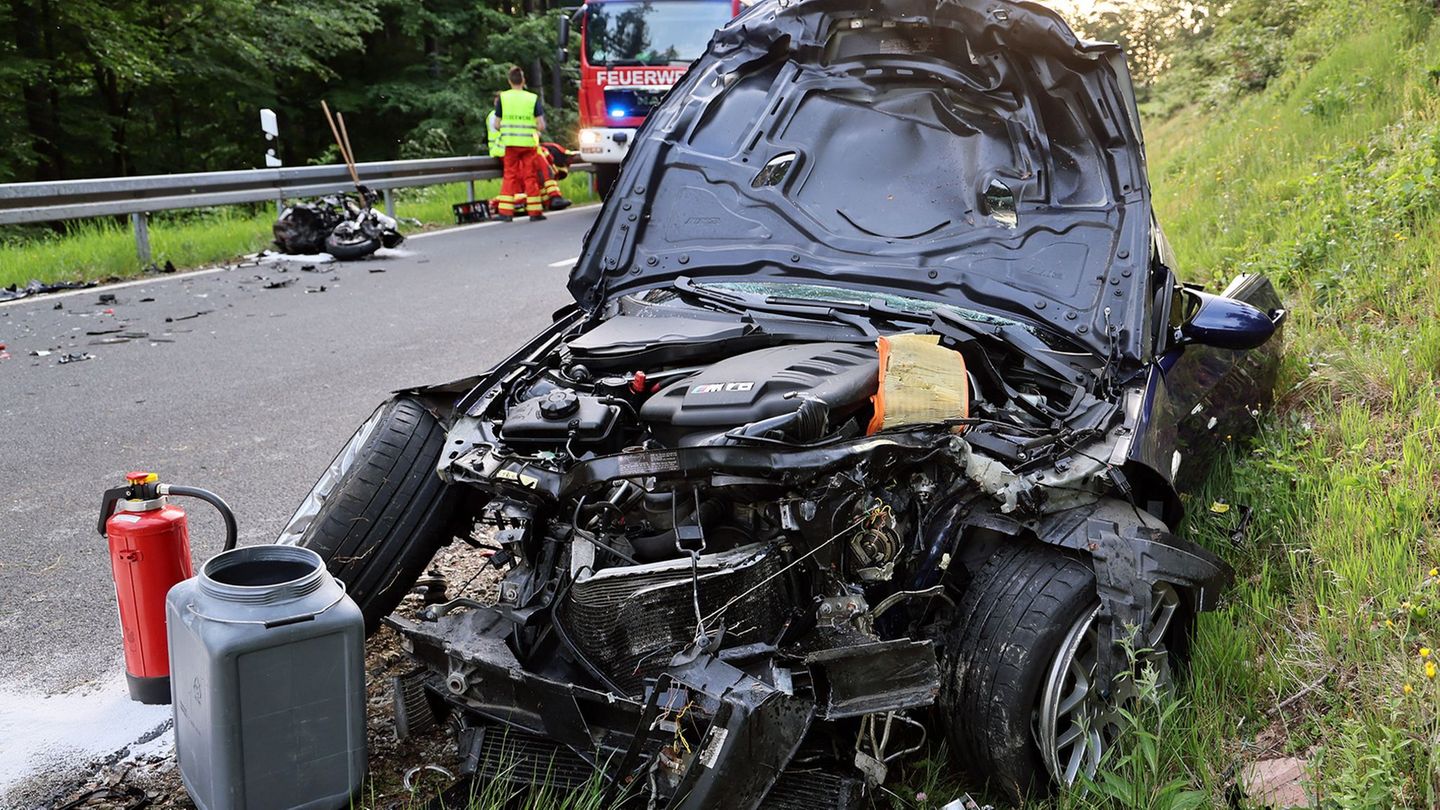 Eine Motorradfahrerin starb bei dem Unfall. Foto: Ralf Hettler/dpa