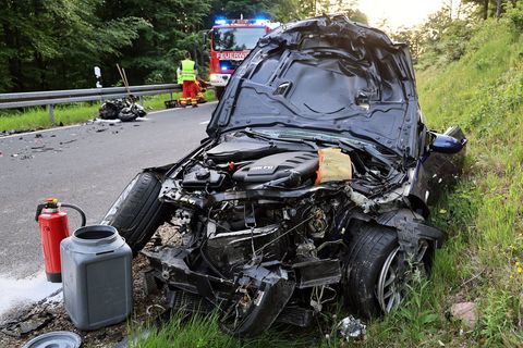 Eine Motorradfahrerin starb bei dem Unfall. Foto: Ralf Hettler/dpa