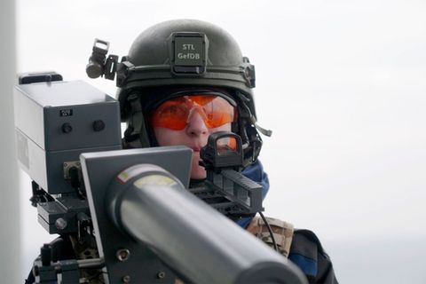 Mit einem sogenannten "Drone Buster" können anfliegende Objekte abgeschossen werden.