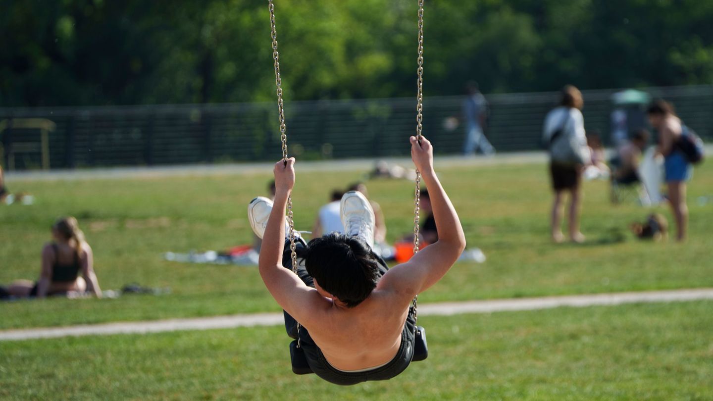 Schaukeln in der Sonne - Viele Menschen genießen das sommerliche Wetter. Foto: Andreas Arnold/dpa