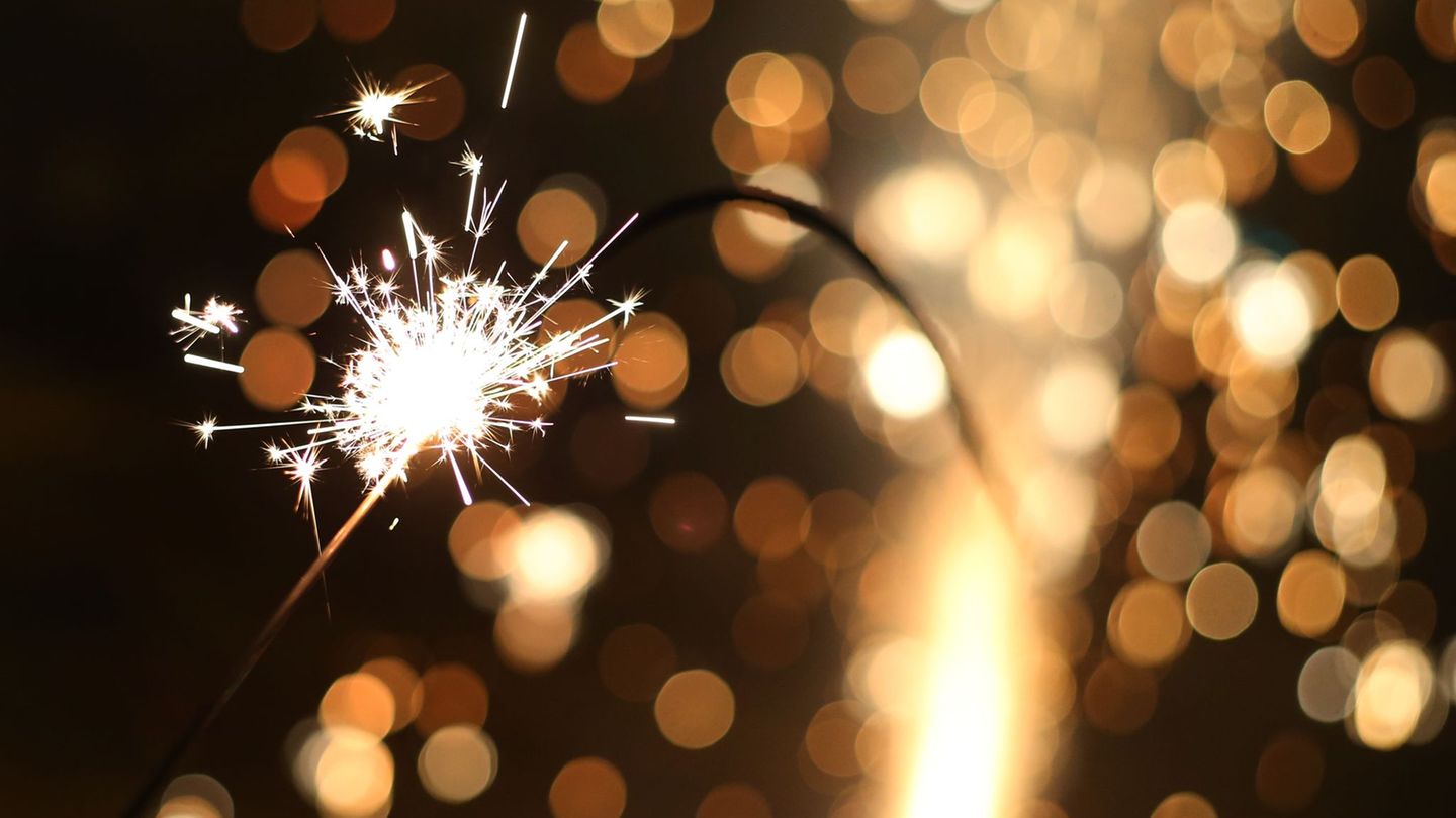 An Silvester schön, im Treppenhaus eine Gefahr: In einem Hochhaus wurden Grillanzünder und Wunderkerzen verteilt und sorgten für