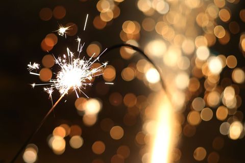 An Silvester schön, im Treppenhaus eine Gefahr: In einem Hochhaus wurden Grillanzünder und Wunderkerzen verteilt und sorgten für