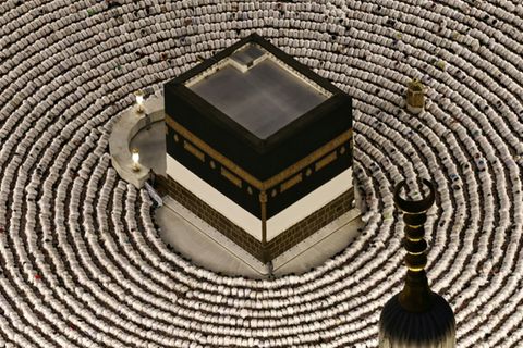 Gläubige umrunden die Kaaba