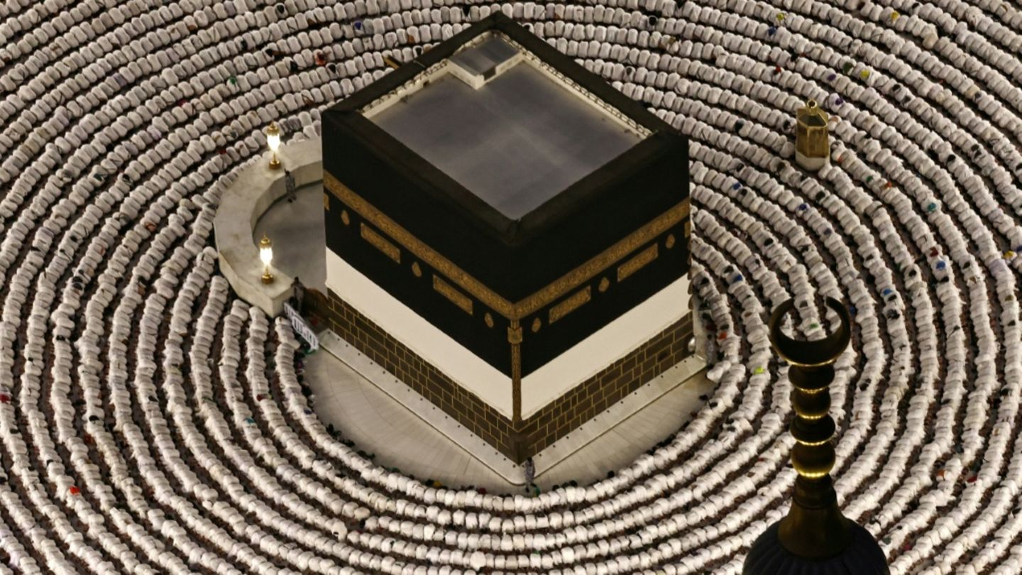 Gläubige umrunden die Kaaba