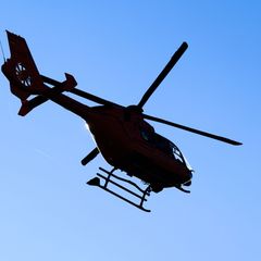 Der schwer verletzte Radfahrer wurde mit einem Rettungshubschrauber in ein Krankenhaus gebracht. (Symbolfoto) Foto: Julian Strat