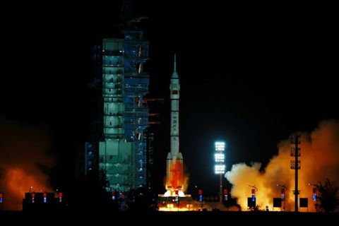Start der Trägerrakete Langer Marsch 2-F mit der Kapsel Shenzhou-23