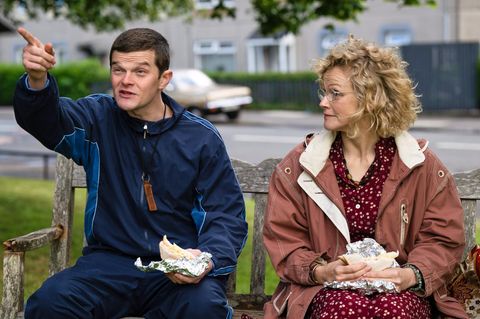 Filmszene aus dem Tourette-Drama „Verflucht normal“ mit Robert Aramayo und Maxine Peake
