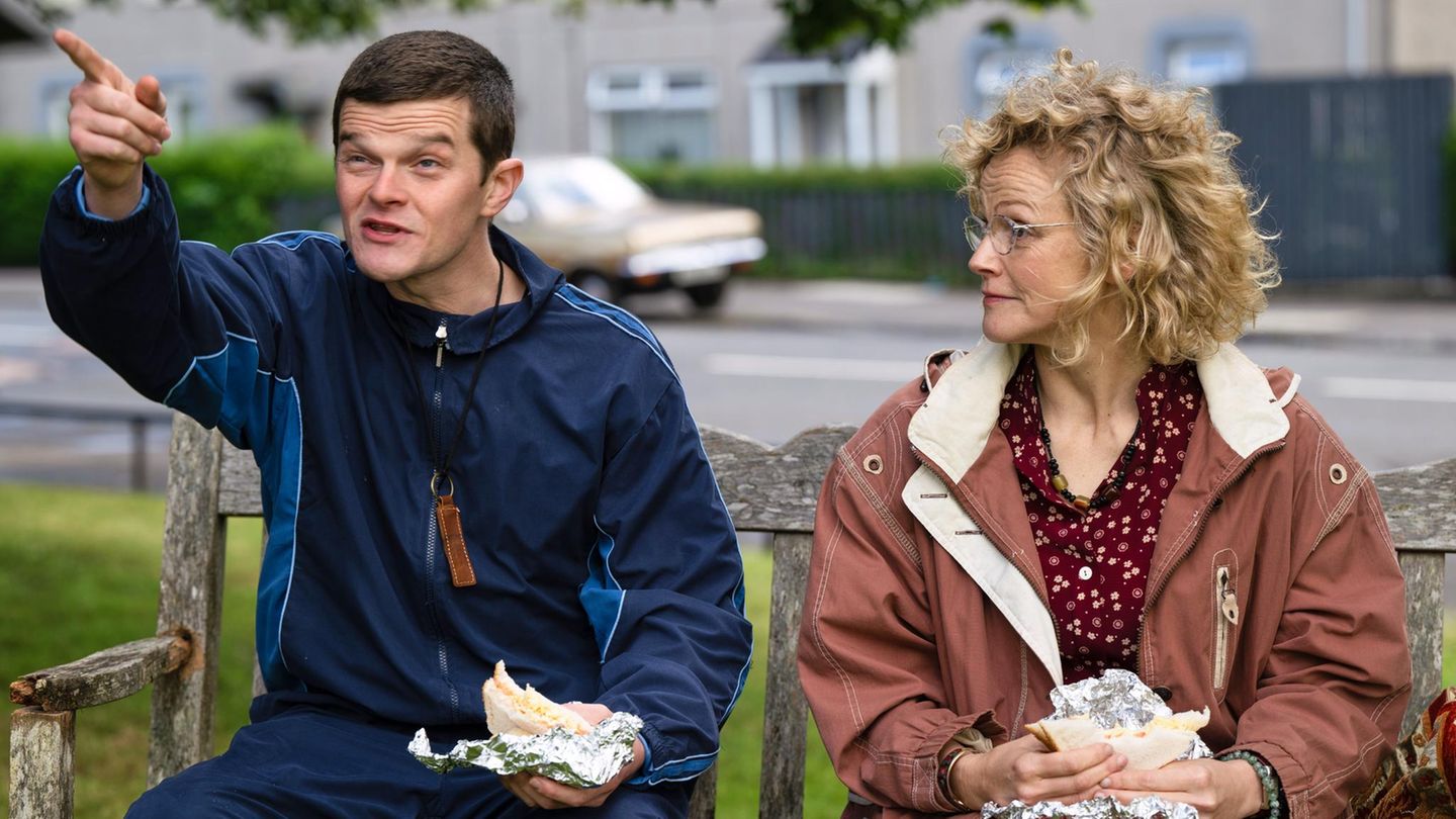 Filmszene aus dem Tourette-Drama „Verflucht normal“ mit Robert Aramayo und Maxine Peake