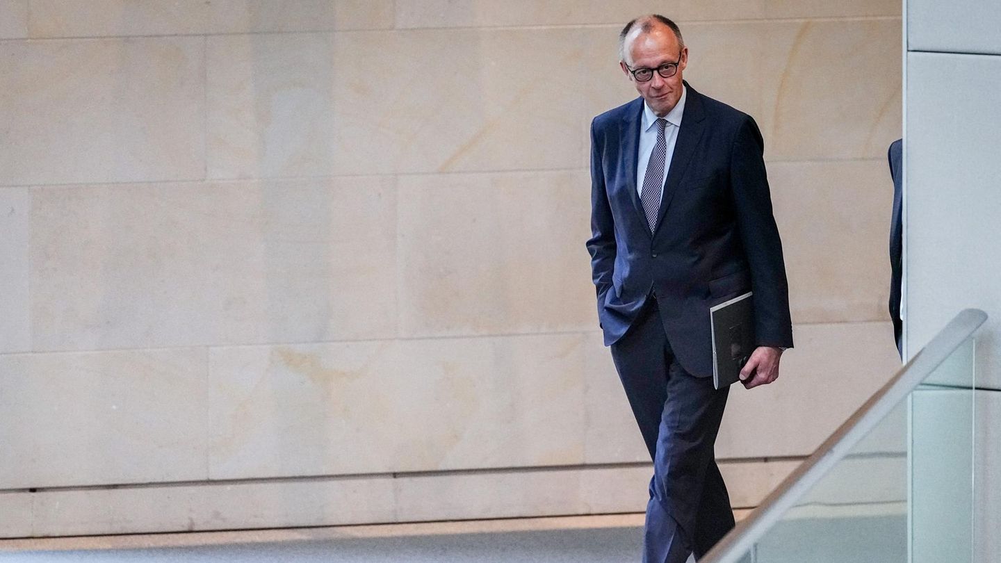 Kanzler Friedrich Merz kommt in den Bundestag