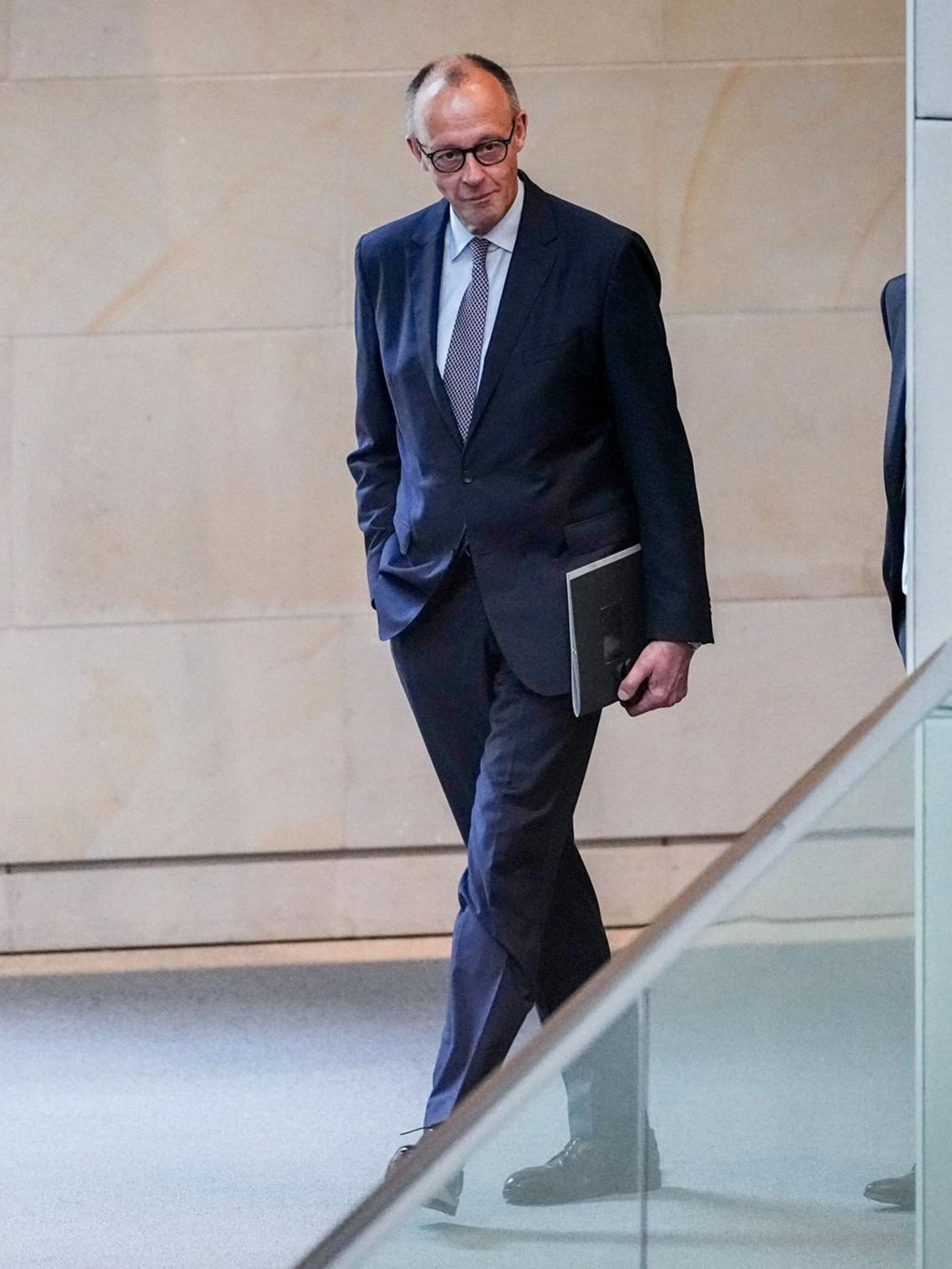 Kanzler Friedrich Merz kommt in den Bundestag